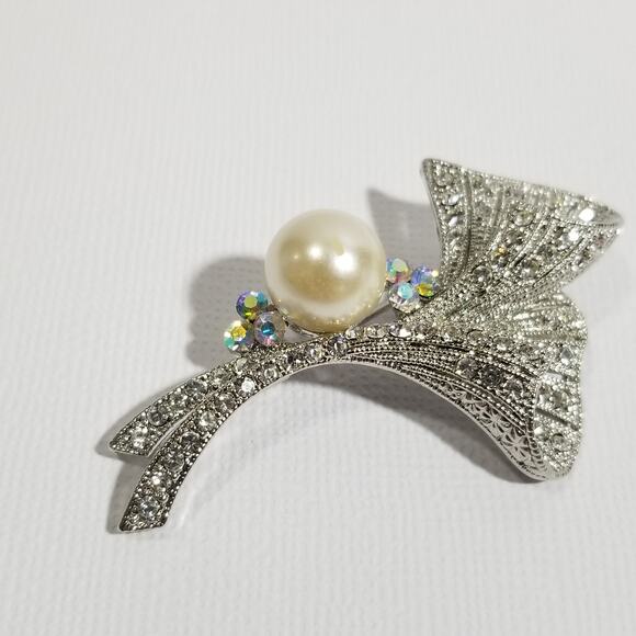 Bouquet brooch faux pearl rhinestone 2 1/4"X1 3/4" 1.1998 - Picture 2 of 9